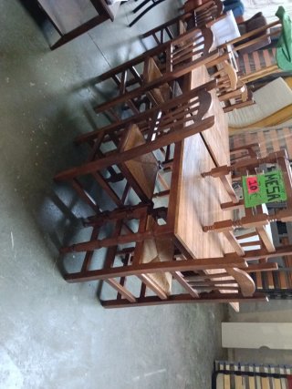 Mesa y sillas de madera