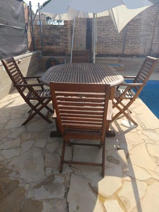 Mesa y 4 sillas de jardín de madera