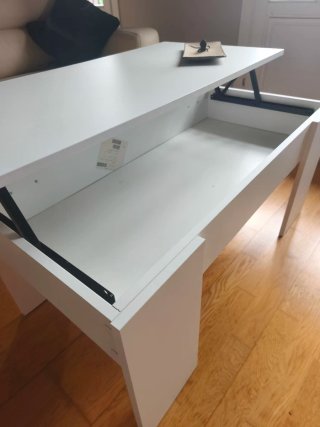Mesa de salón blanca