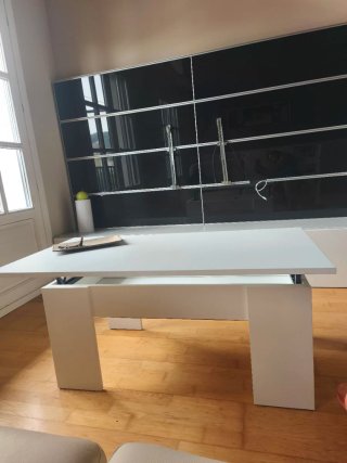 Mesa de salón blanca