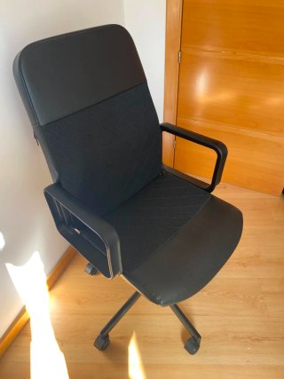 Silla de oficina ergonómica negra
