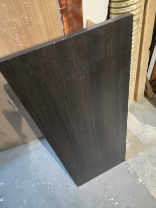 Estantes de madera oscuros