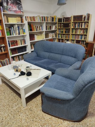 Sofá, sillón y mesa de centro azul