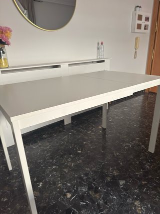 Mesa blanca extensible + 2 taburetes