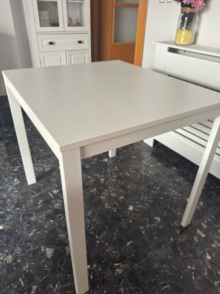 Mesa blanca extensible + 2 taburetes