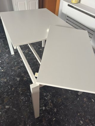 Mesa blanca extensible + 2 taburetes