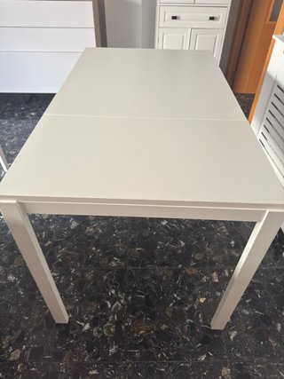 Mesa blanca extensible + 2 taburetes