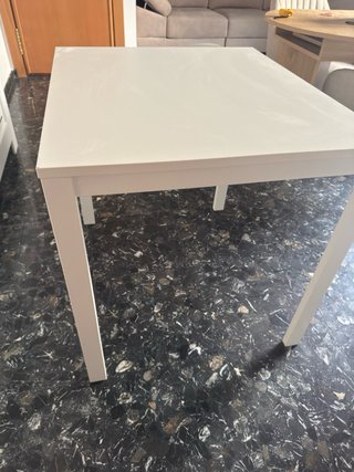 Mesa blanca extensible + 2 taburetes