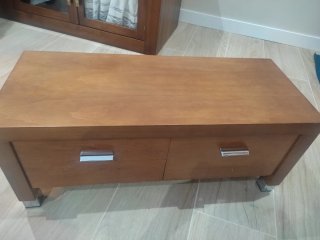 Mueble bajo de madera con cajones