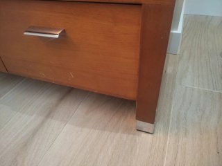Mueble bajo de madera con cajones