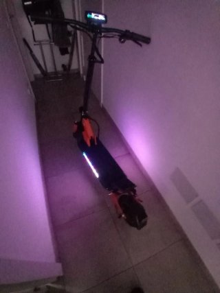 Patinete eléctrico con luces LED