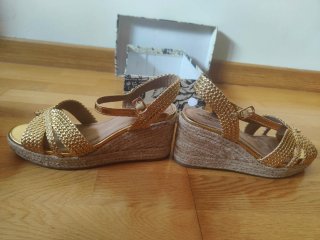 Sandalias cuña doradas talla 39