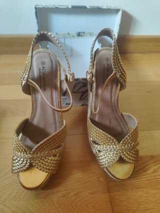Sandalias cuña doradas talla 39