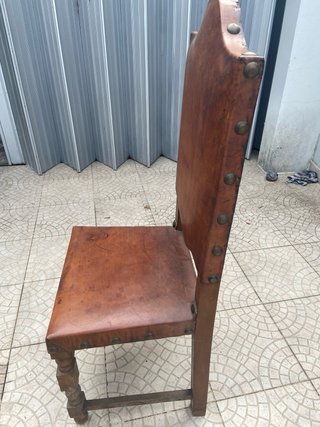 Cadeira antiga em pele e madeira