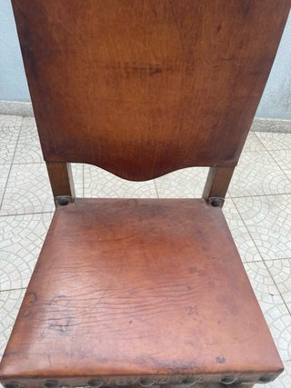 Cadeira antiga em pele e madeira