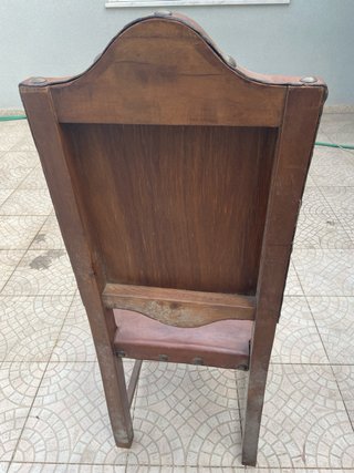 Cadeira antiga em pele e madeira