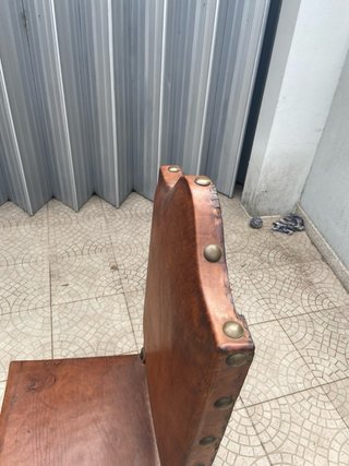 Cadeira antiga em pele e madeira