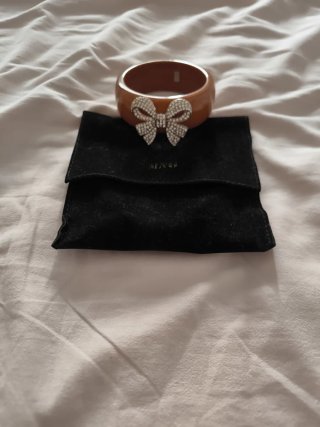 Pulsera Mango Marrón con Lazo Brillante