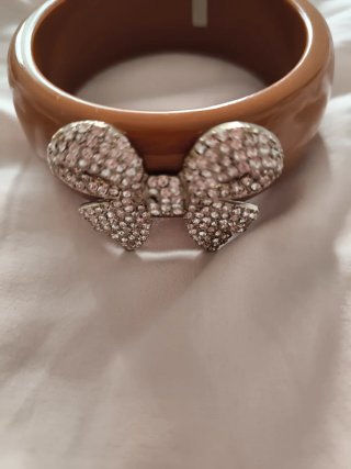 Pulsera Mango Marrón con Lazo Brillante