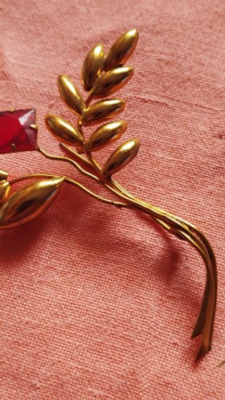 Broche Antiguo Flor Roja y Dorada Años 40