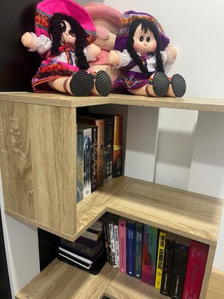 Estantería de madera y cuero