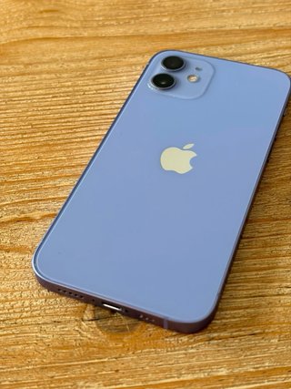 Movil iPhone 12 purpura en muy buen estado
