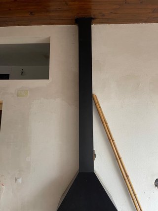 Chimenea de leña negra de hierro