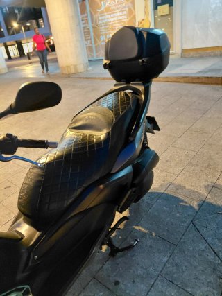 Moto Scooter Negra y Gris