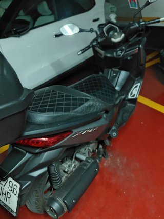 Moto Scooter Negra y Gris