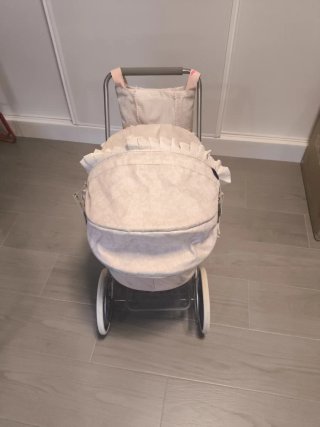 Carrito de bebé de juguete rosa