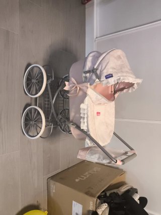 Carrito de bebé de juguete rosa