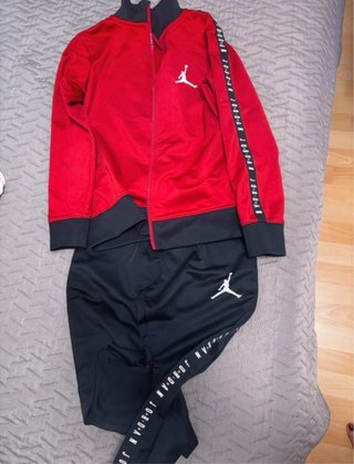 Conjunto Jordan niño rojo y negro talla 5-6