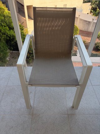 Mesa extensible y 4 Sillas Jardín apilables.