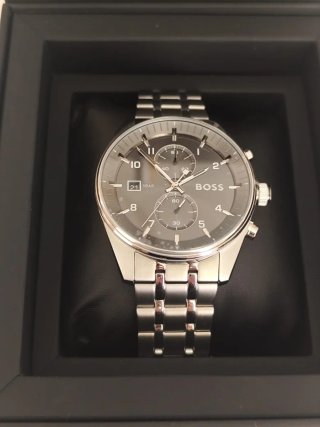 Reloj Hugo Boss Hombre Gris y Plateado muy sexy.