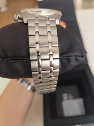 Reloj Hugo Boss Hombre Gris y Plateado muy sexy.