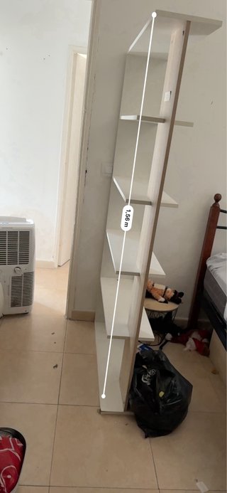 Estantería blanca y madera