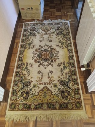 Alfombra beige y verde con flecos