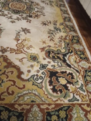 Alfombra beige y verde con flecos