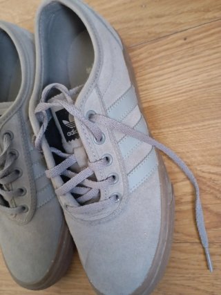 Zapatillas Adidas grises y marrones