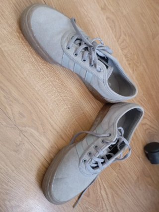 Zapatillas Adidas grises y marrones