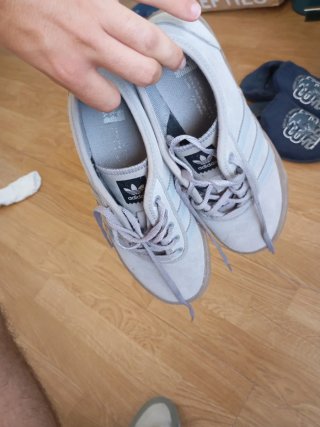 Zapatillas Adidas grises y marrones