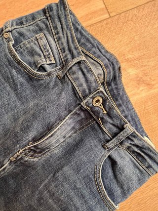Jeans acampanados Bershka con flecos