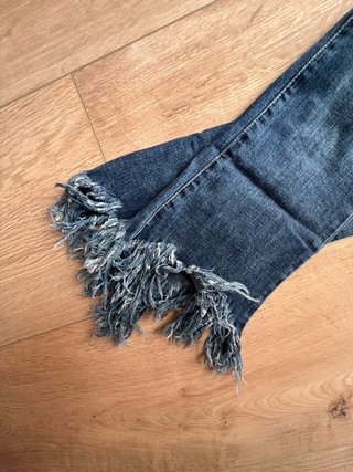 Jeans acampanados Bershka con flecos