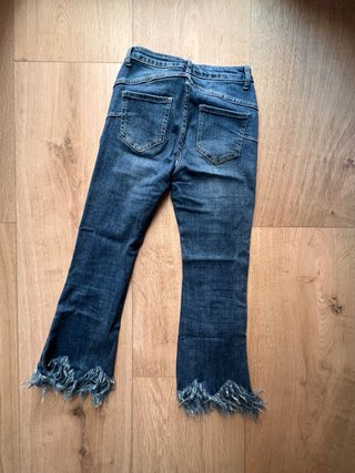 Jeans acampanados Bershka con flecos