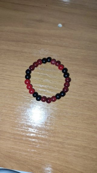 Pulsera hecha a mano negra y roja