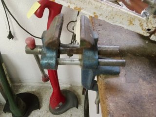 Tornillo de mesa y tornillo pequeño