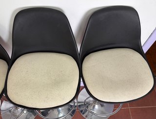 4 Taburetes Altos Negro y Beige