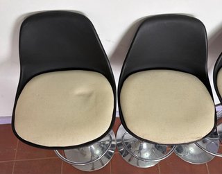4 Taburetes Altos Negro y Beige