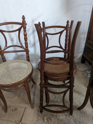 7 Sillas de madera con asiento de rejilla
