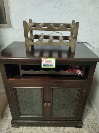 Aparador de madera con puertas de cristal